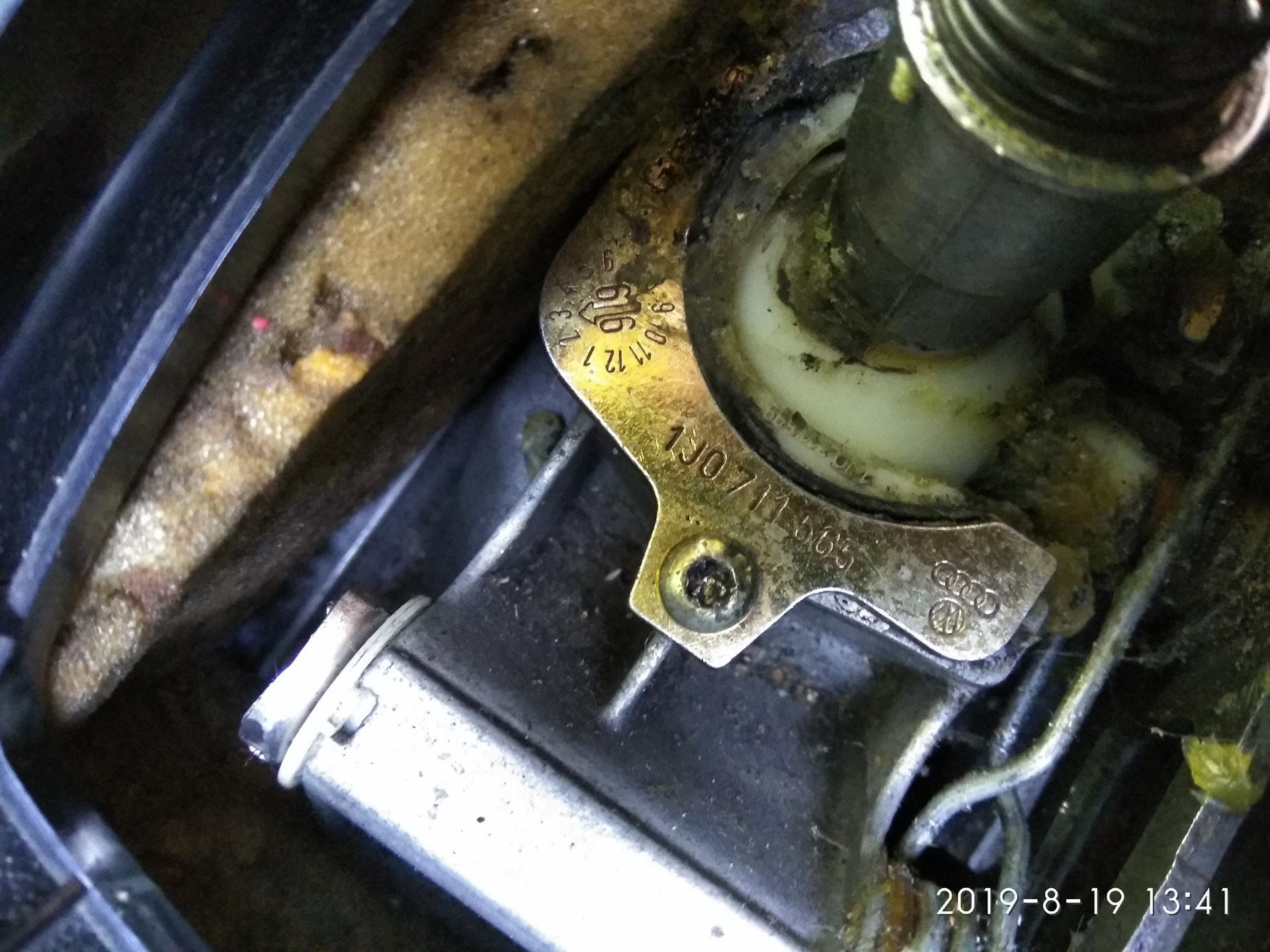 замена втулки рычага. втулка оси нижнего рычага ваз 2121,. втулка штока кпп рено. пыльник втулки рено логан 1. рено логан 1 втулка рычага.