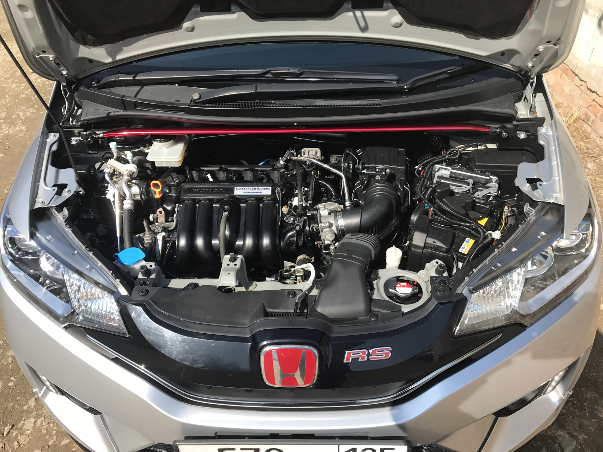 Двигатель фит 1.5. Honda Fit Hybrid 2011 Battery. Honda Fit 2016 аккумулятор. Honda Fit 2014 под капотом. Под капотом Honda Fit 2016.