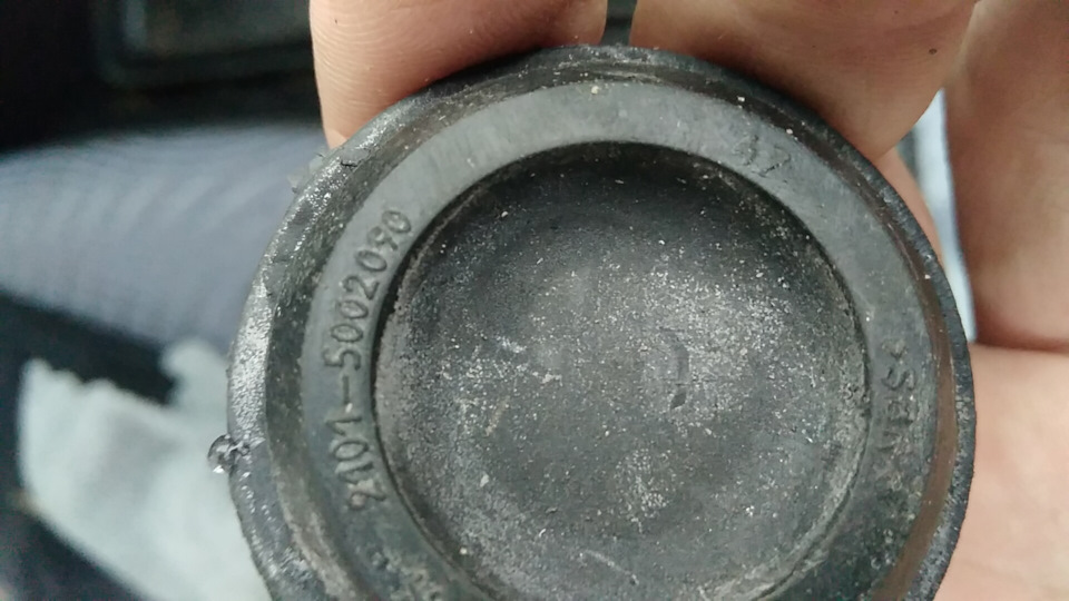 Заглушки на стаканы передних стоек — Ford Fusion, 1,6 л, 2008 года ...