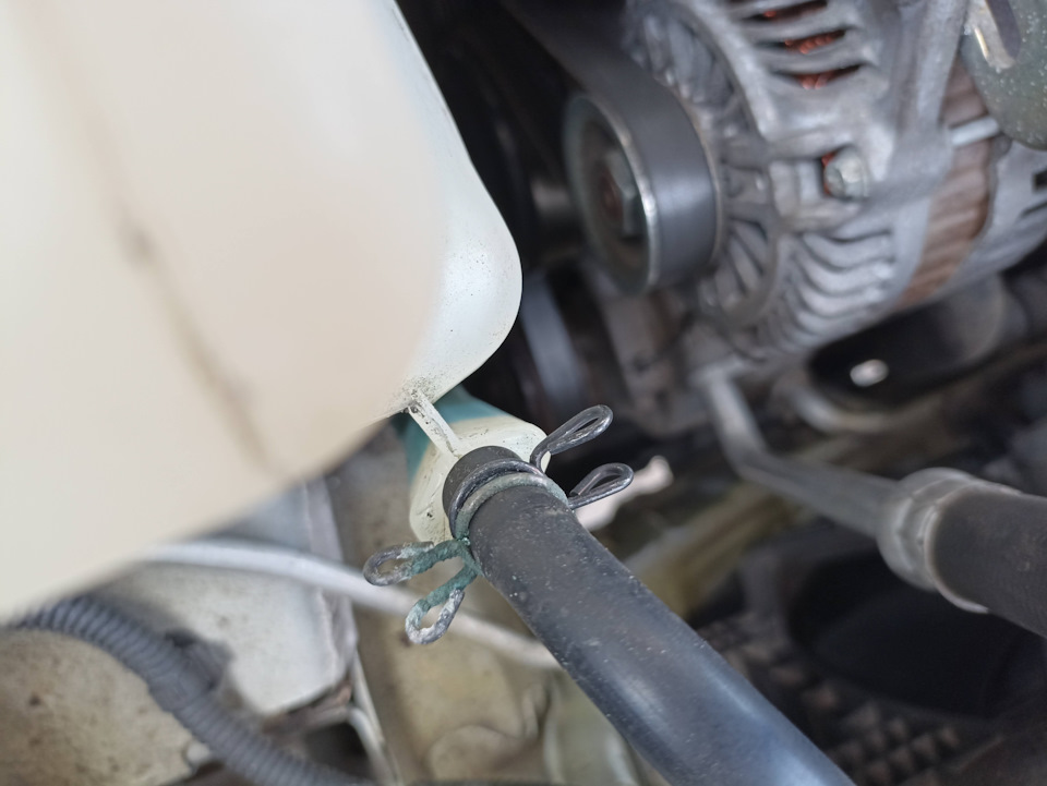 Слева — старый, справа — новый хомут — Mitsubishi ASX