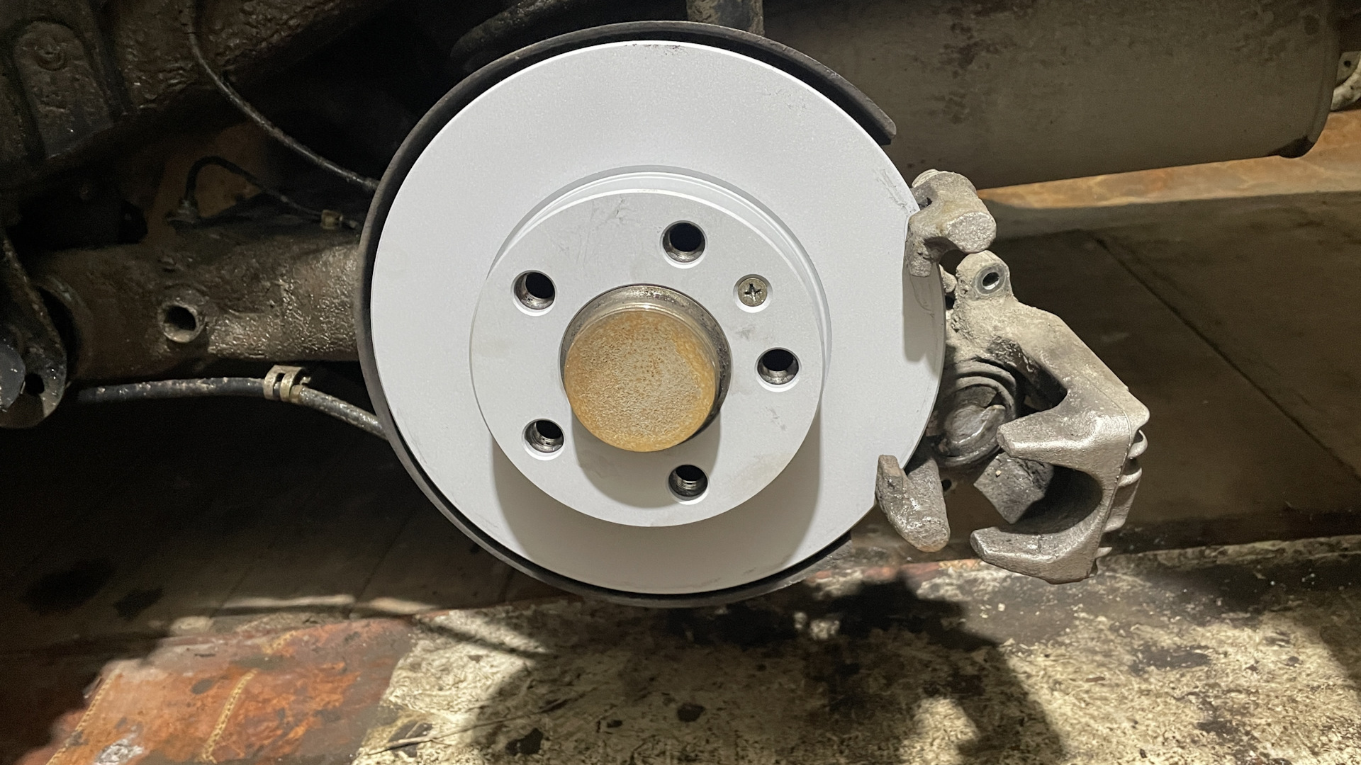 Задний тормозной диск фольксваген т5. Фольксваген транспортер т5 задний тормозной диск параметры. Передние тормозные диски т5 фольксваген. Фольксваген мультивен т5 тормозная система-. Тормозной диск wv t5.