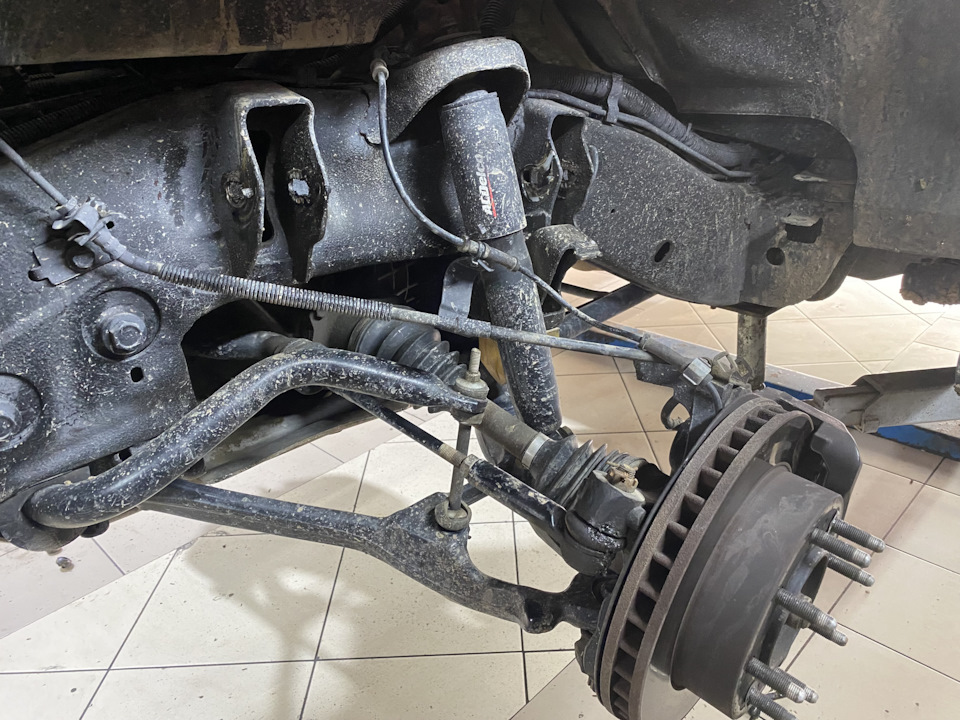 Замена: сайлентблоки передних рычагов, масло и антифриз. — Hummer H2, 6 ...