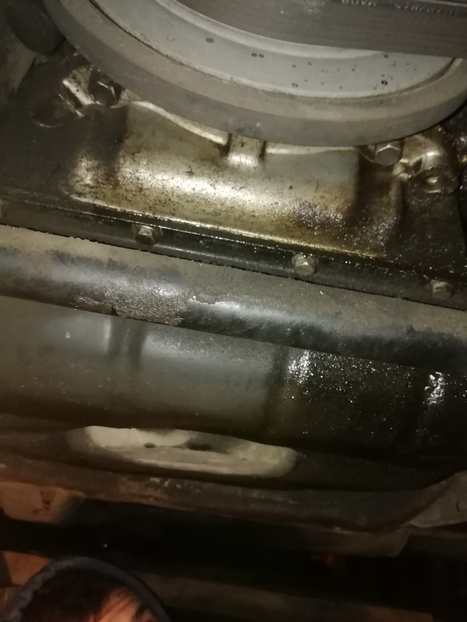 Масло дошло даже до шкива КВ, именно по этой причине был налёт на защитных крышках ГРМ, но на тот момент я был не уверен на этом 100%, вдруг мокрил сальник КВ, запчасти были, а значит лезем и туда, чтобы проверить все — Toyota Chaser (100)