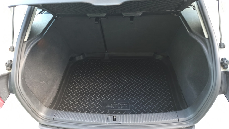 Лег отлично, борта высокие (крючков для пакетов в полке много не бывает) — Audi A3 Sportback (8PA)