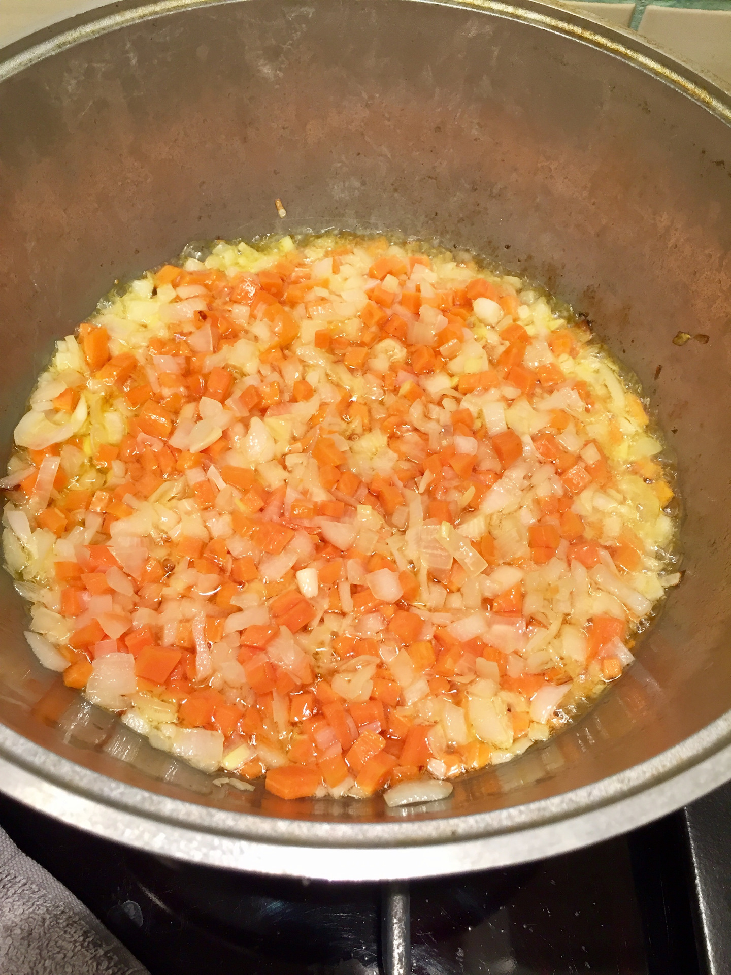 Cooking drive. Овощное рагу с рыбной котлетой. 100 Грамм капустного салата. Капуста с водой. Морковь кладут в уху.