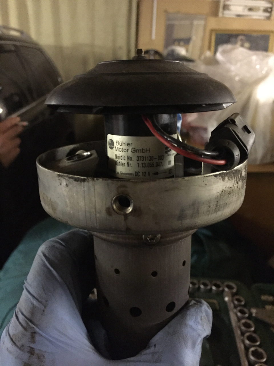 Форсуночный узел демонтирован. Регулятор давления, во избежание его засорения, заглушён с двух сторон (как только до жиклера удалось добраться) — Volvo XC90 (1G). Запчасти на фото: 113055