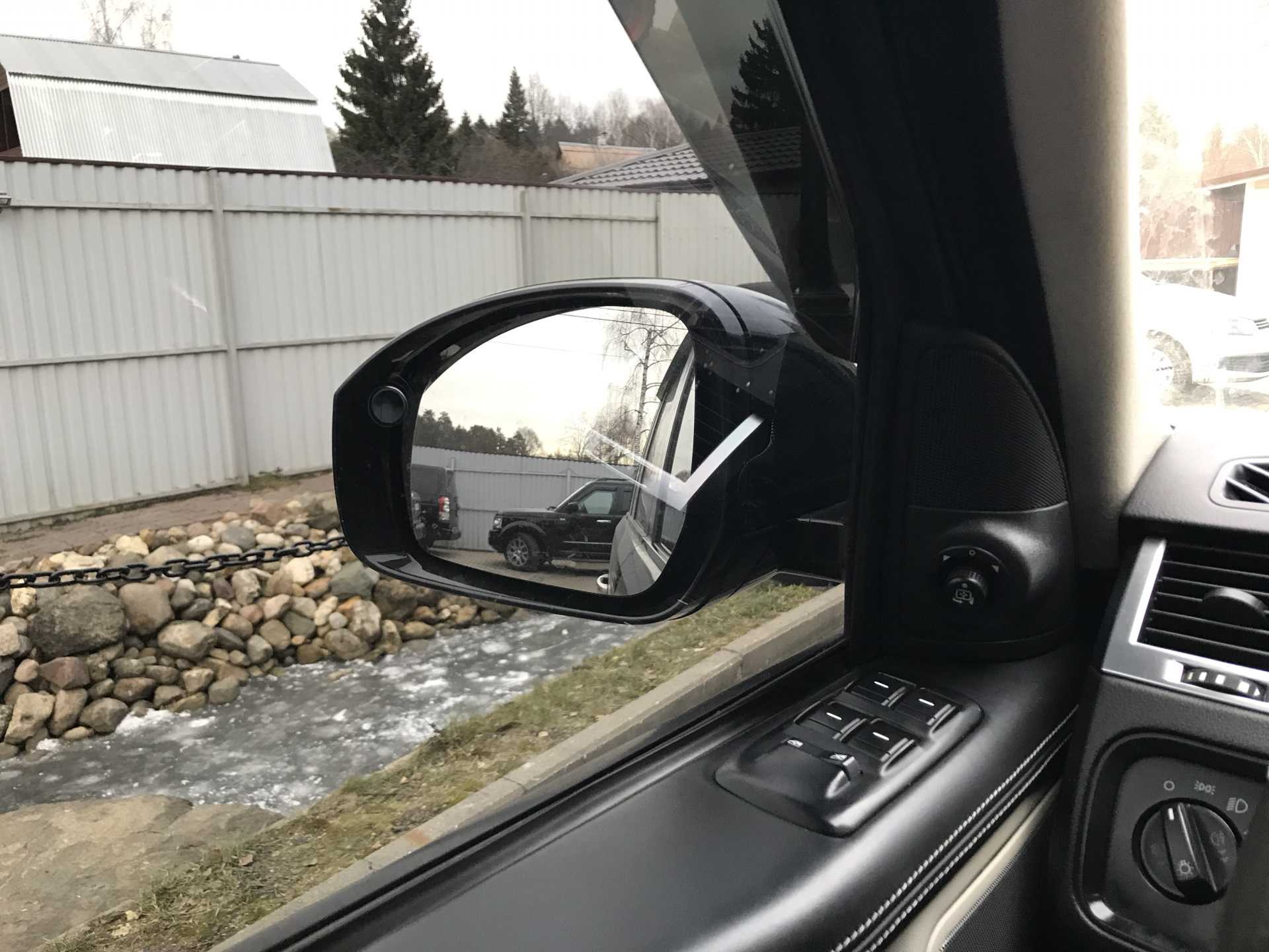 Зеркало дискавери 4. Discovery Land Rover 4 боковое зеркало. Зеркала на ленд Ровер Дискавери 4. Range Rover 1 зеркала боковые. Камера в зеркало Discovery 4.
