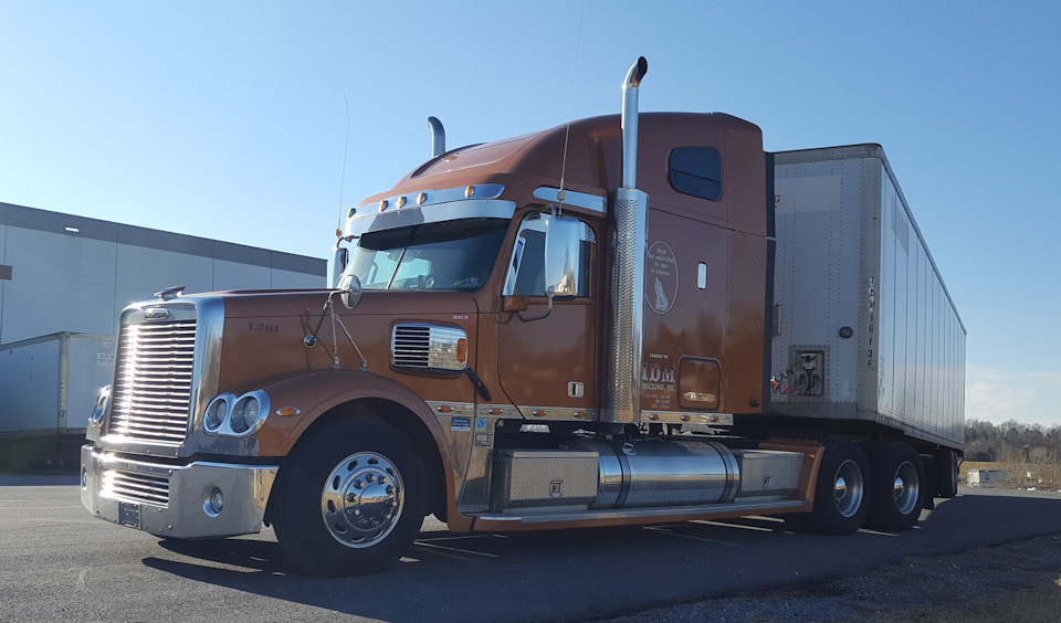 Машина freightliner Coronado серая