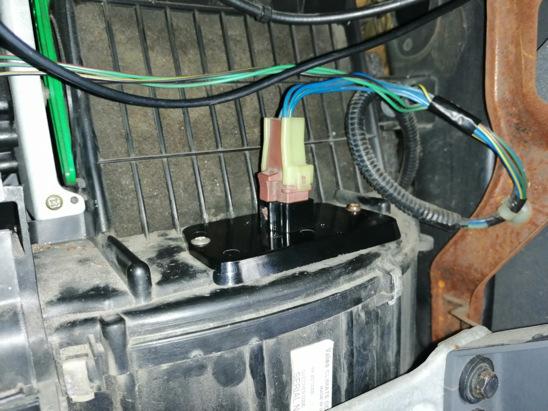 Штекер вентилятора печки мазда 3. Гольф 2 тросики печки. Трос заслонки печки golf 3. Passat b3 разъем печки отопителя. Не работает первое положение печки 2112.