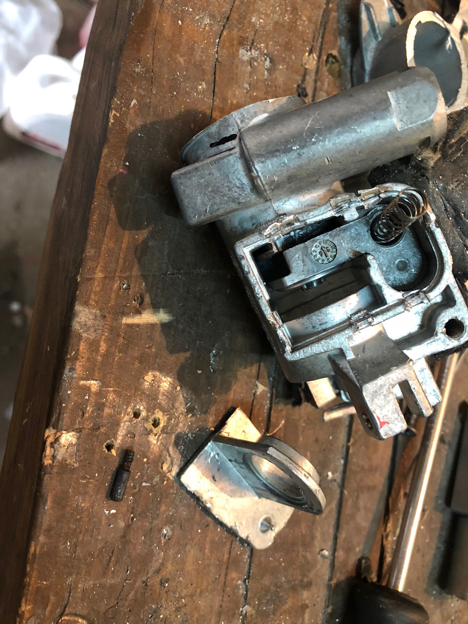 разбор замка — Audi A8 (D2)