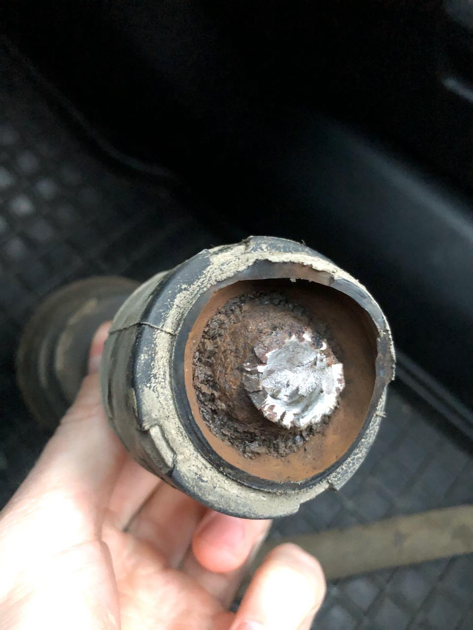 Оторвало привод у машины. Оторванный привод. Оторвался передний привод. Сломало привод w164. Оторвало привод.