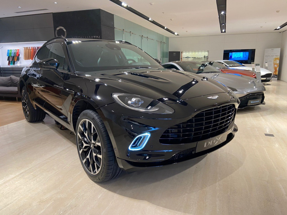 aston martin паркетник