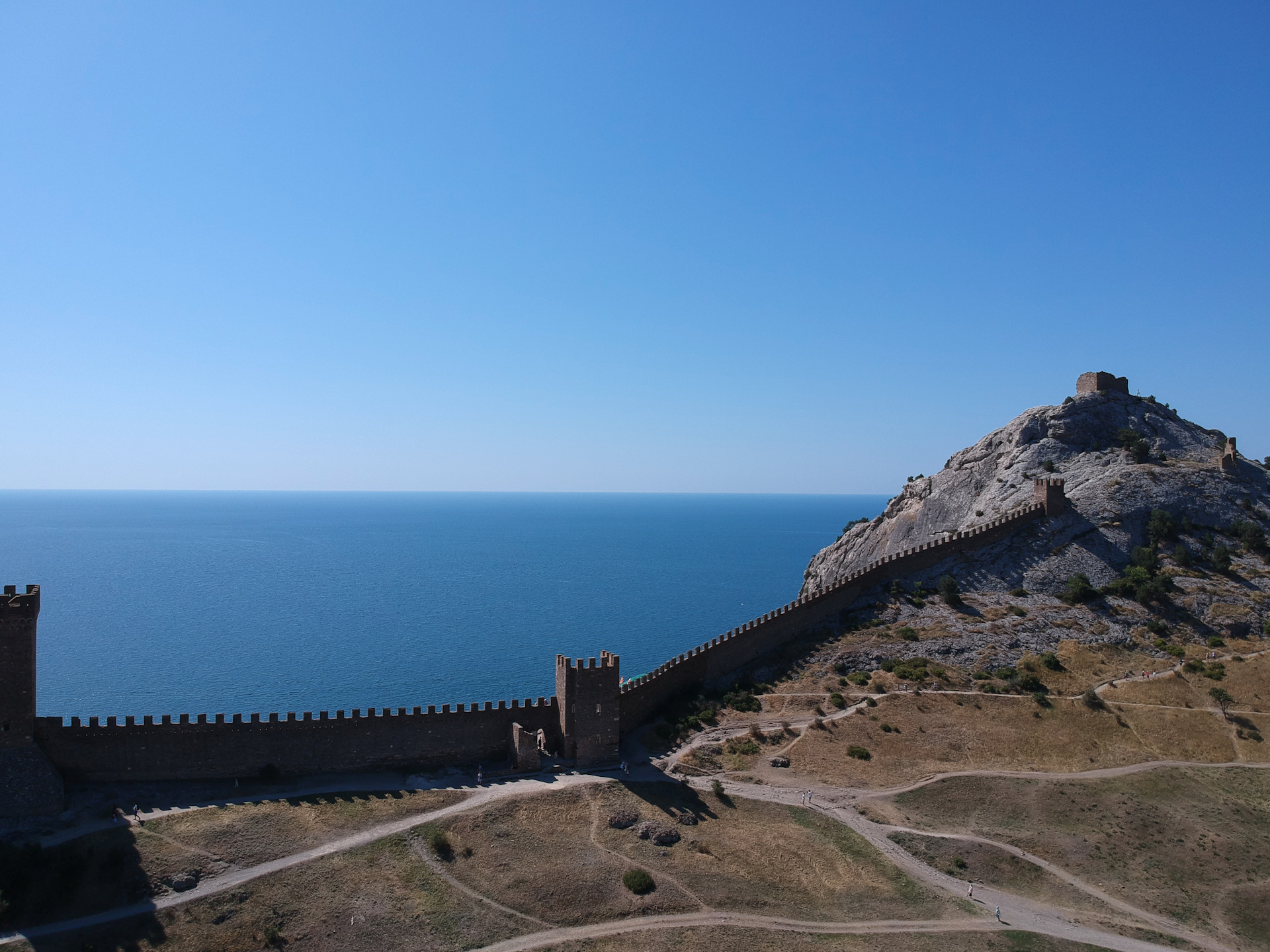 Генуэзскую крепость на побережье черного моря.