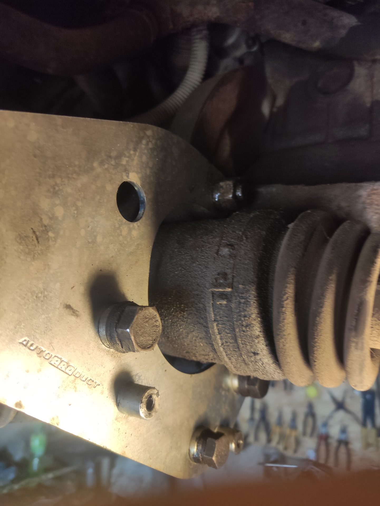 №109 Замена задней подушки кпп (двигателя), установка кронштейна кпп ...