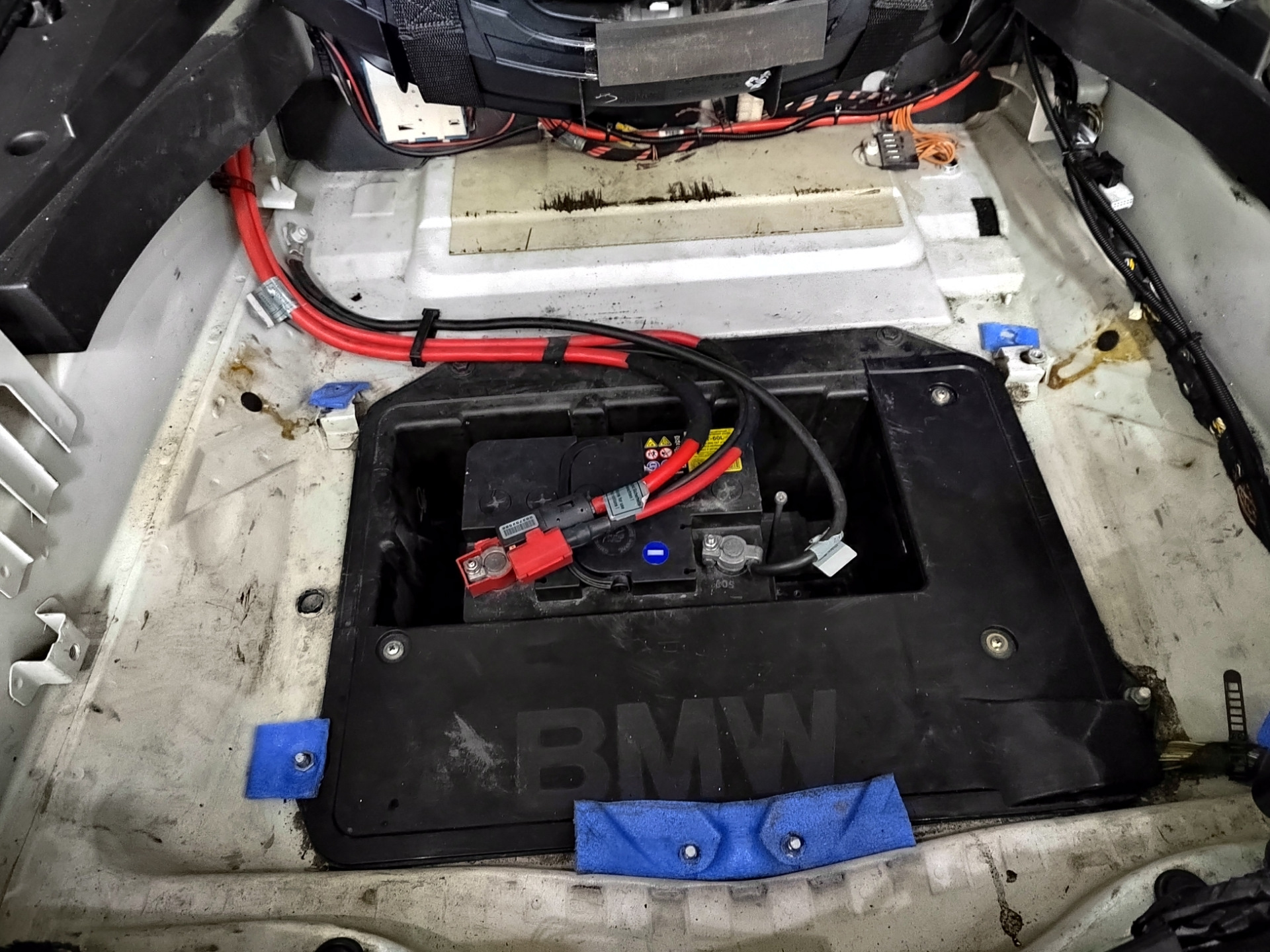 ниша акб нива. форд фокус 2 2007 акб. площадка акб нива 2121 сгнила. площадка под аккумулятор нива 2121. площадка под акб ваз 2115.