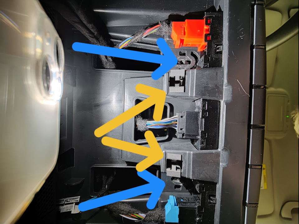 Снятие эбу солярис 1. Как снять блок управления солярис. Регулятор воздуха хендай солярис. Электропривод регулировки воздуха хендай солярис. Как снять блок управления солярис.