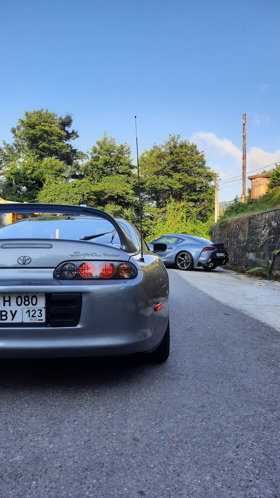 Но и 80ка прекрасна, отдать должное владельцу А90, он с пониманием и уважением относится к А80. А кассеты, активный спойлер, выезжающая антенна, это то, чем не может не удивлять старая японка, особенно когда играет кассета из самой японии, оперной певицы страны восходящего солнца) — Toyota Supra (80)