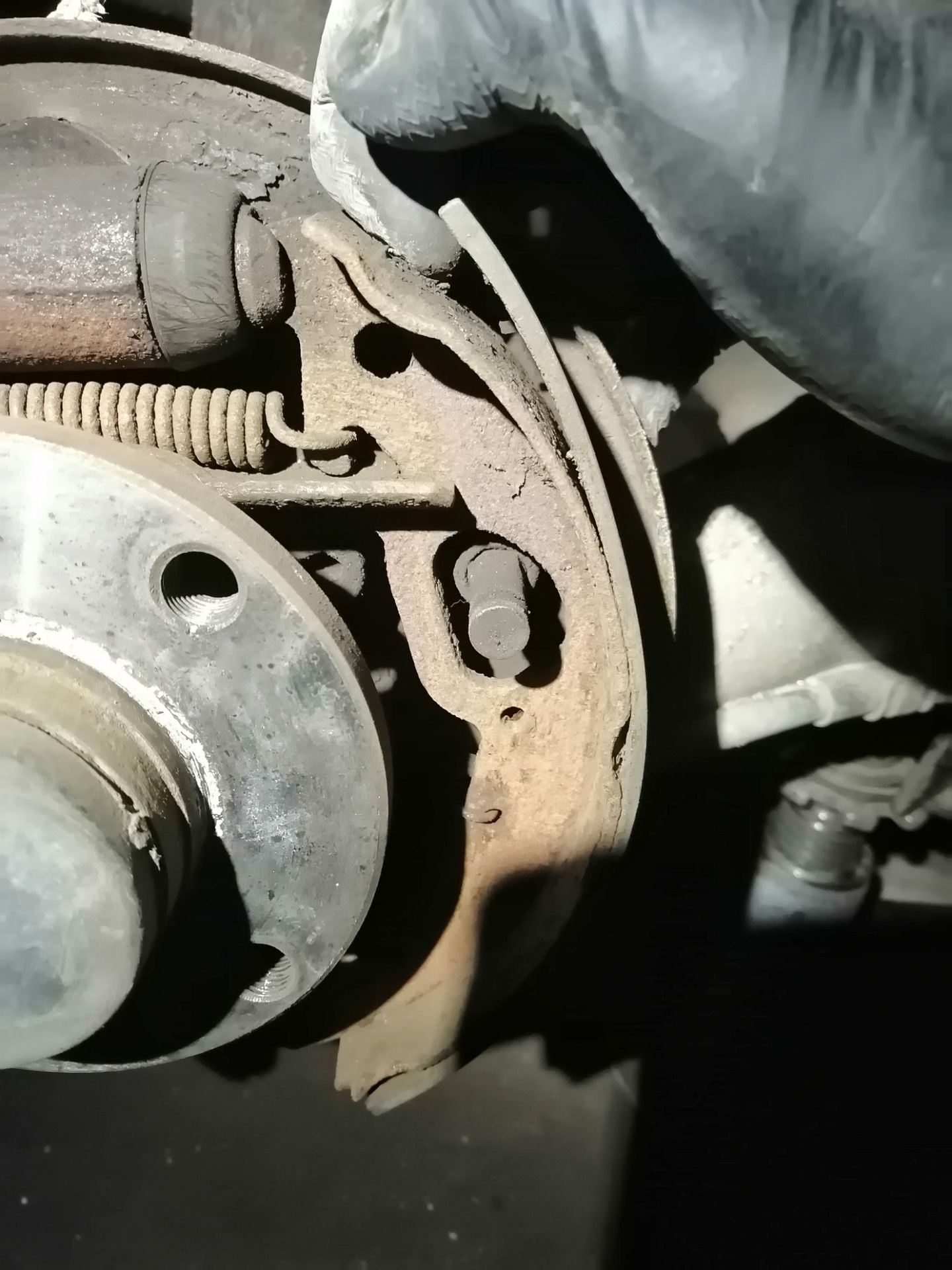 Задние тормозные колодки — Lada Приора хэтчбек, 1,6 л., 2011 года ...