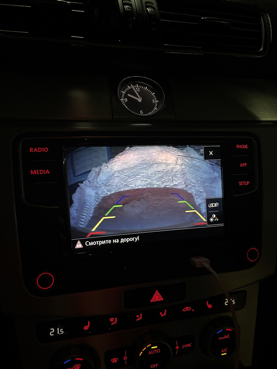 Камера в значке. — Volkswagen Passat B7, 1,8 л, 2012 года | электроника ...