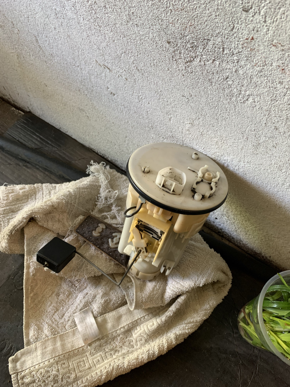 Ну и достал аккуратно сам насос с фильтром — Toyota Allion (T240)