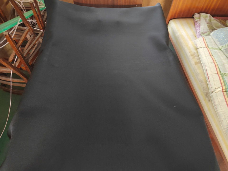 Уложили ткань перед проклейкой первой полосы — Volkswagen Golf Mk5