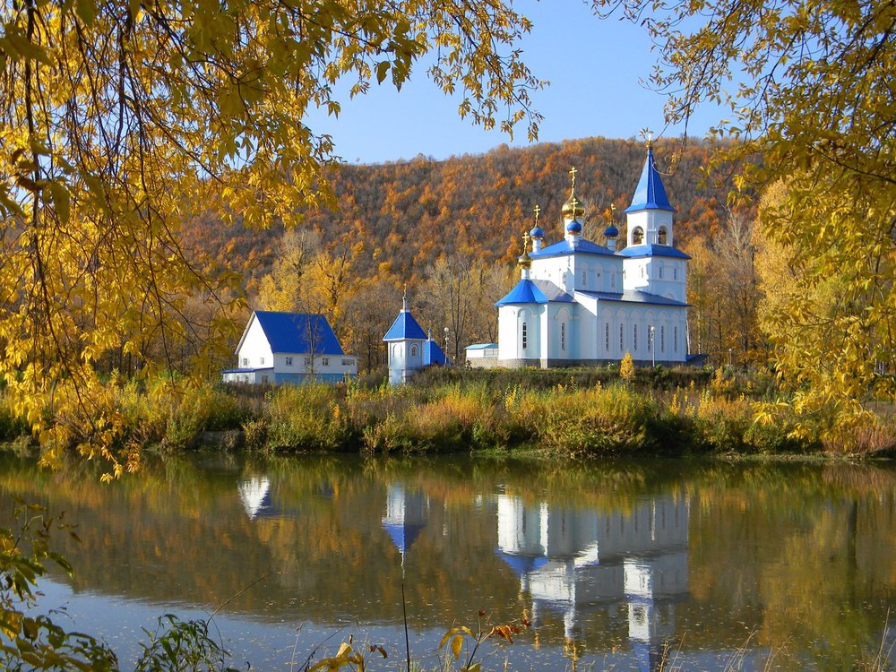 Сим осень. Храм Казанской Божьей матери Аша. Город Аша Челябинской области. Церковь Аша Челябинская область. Аша Церковь Казанской иконы Божией матери.