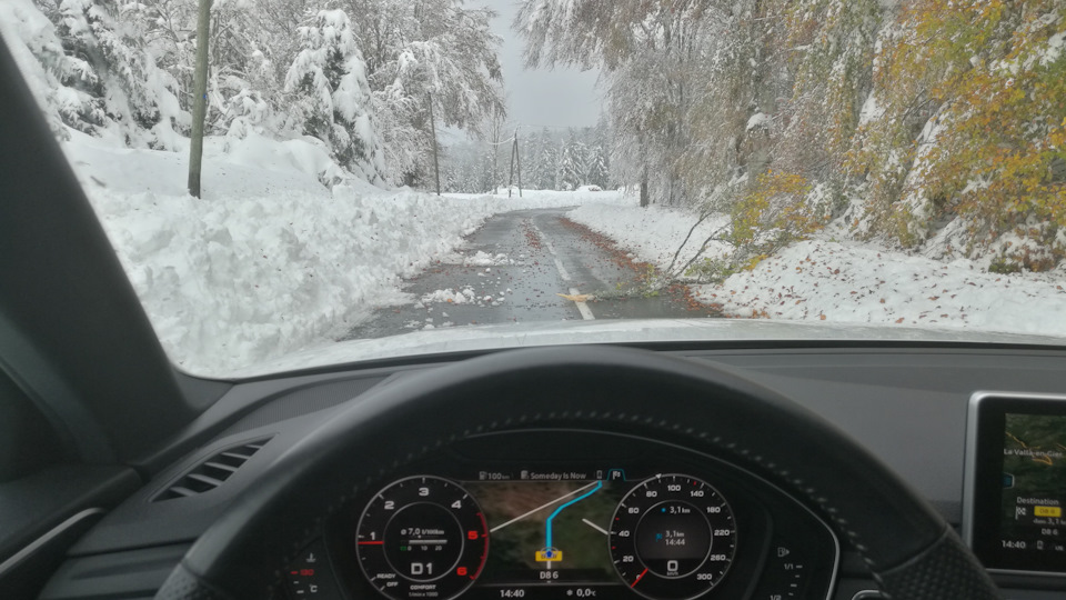 На дороге лежали поломанные ветром ветки. Пришлось окидывать их в сторону. Потом встретился еще один встречный на Икс-Трейле, рассказавший о трудностях разворота и необходимости какое-то время ехать задним ходом. Проехав еще немного, я решил все же не рисковать на своем переднеприводном лайнере и поехал задним ходом вниз. — Audi A4 (B9)