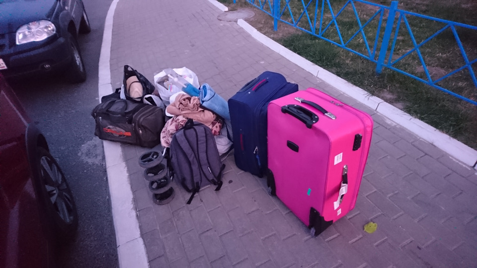 Это почти все, что влезло в бокс и в багажник — Lada Vesta SW Cross (1G)