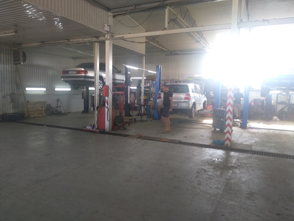 Замена сальника кулисы и масла в МКПП — Audi 100 (C4), 2,3 л, 1991 года ...