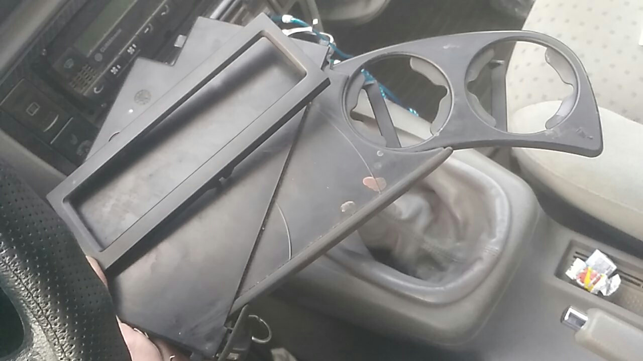 Подлокотник с подстаканниками