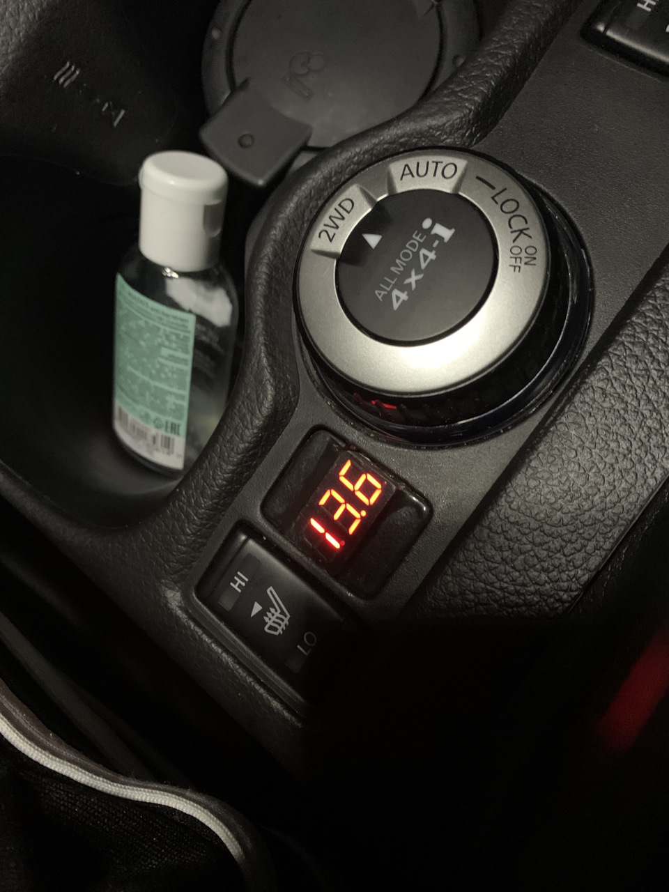 Зарядка с вольтметром в заглушку кнопки — Nissan Qashqai (2G), 2 л ...