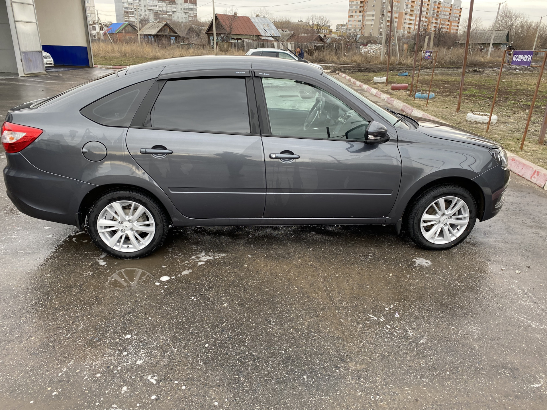 Пол гранта. Флипперы на колеса гранта лифтбек. 205/55 r15 на гранту. Шины на ладу гранту лифтбек. Шины на ладу гранту лифтбек.