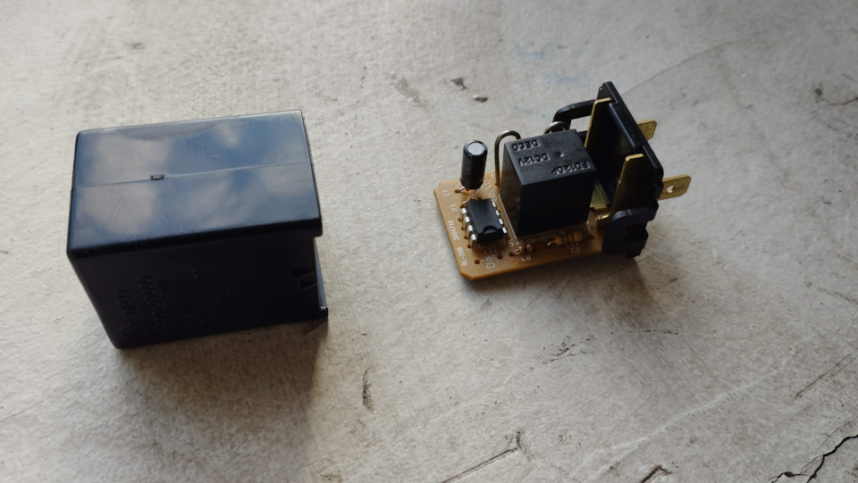 Вот так легко снимается крышка и мы видим простую и наглядную схему. — SsangYong Kyron