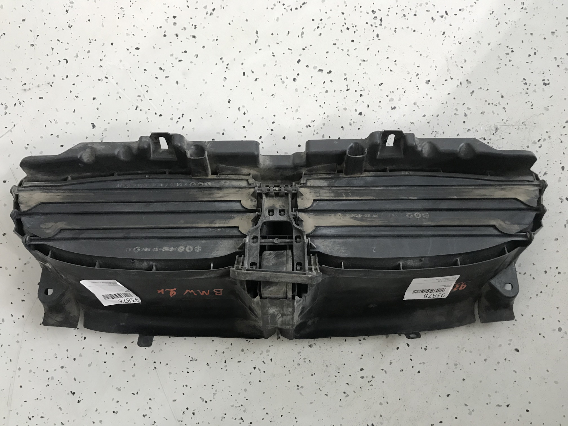 Жалюзи радиатора BMW e60. Жалюзи радиатора БМВ ф01. Chevrolet Volt жалюзи радиатора. Жалюзи радиатора на Шевроле Эквинокс 2017.