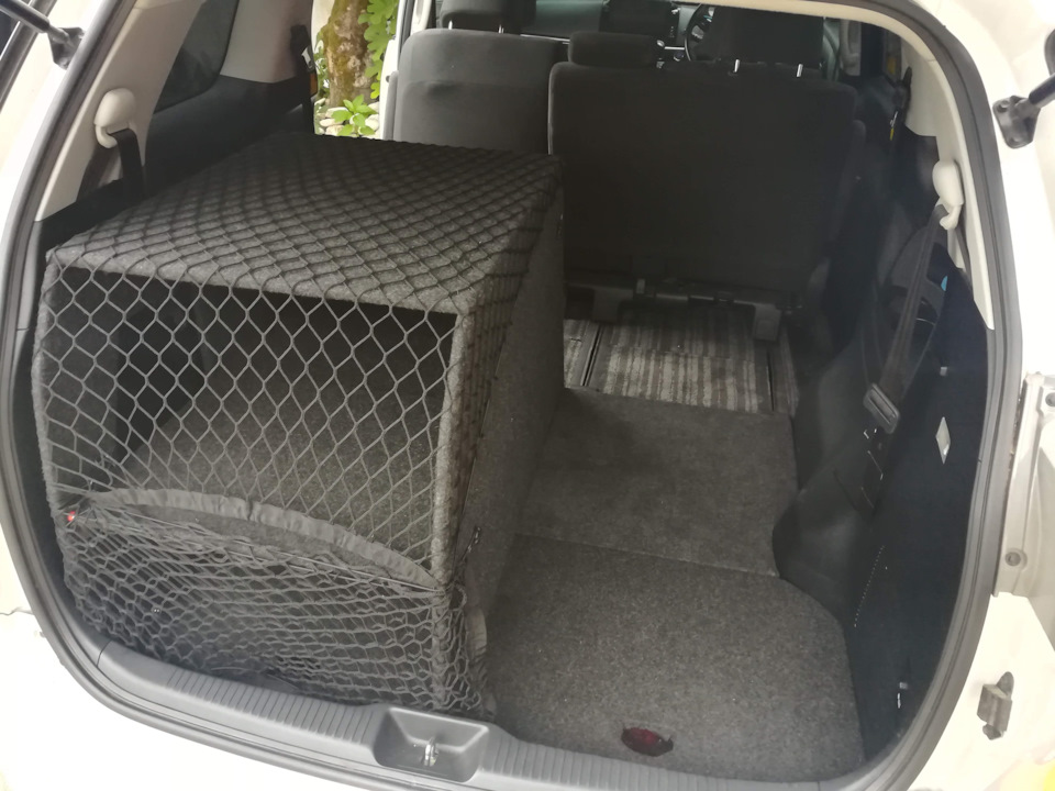 Бокс для вещей и место для собаки вместо третьего ряда сидений — Toyota ...