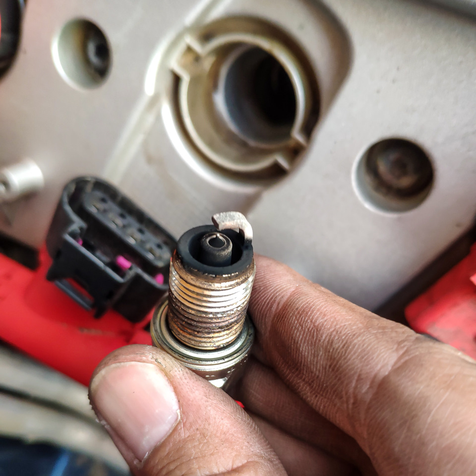 В цилиндрах 1 и 3 свечки в идеале, чистенькие. А вот в цилиндре 2 наблюдаем такую вот печальную картину. Свеча вся черная (богатая смесь) и из цилиндра явно и сильно воняет бензином. — Audi A5 (1G)