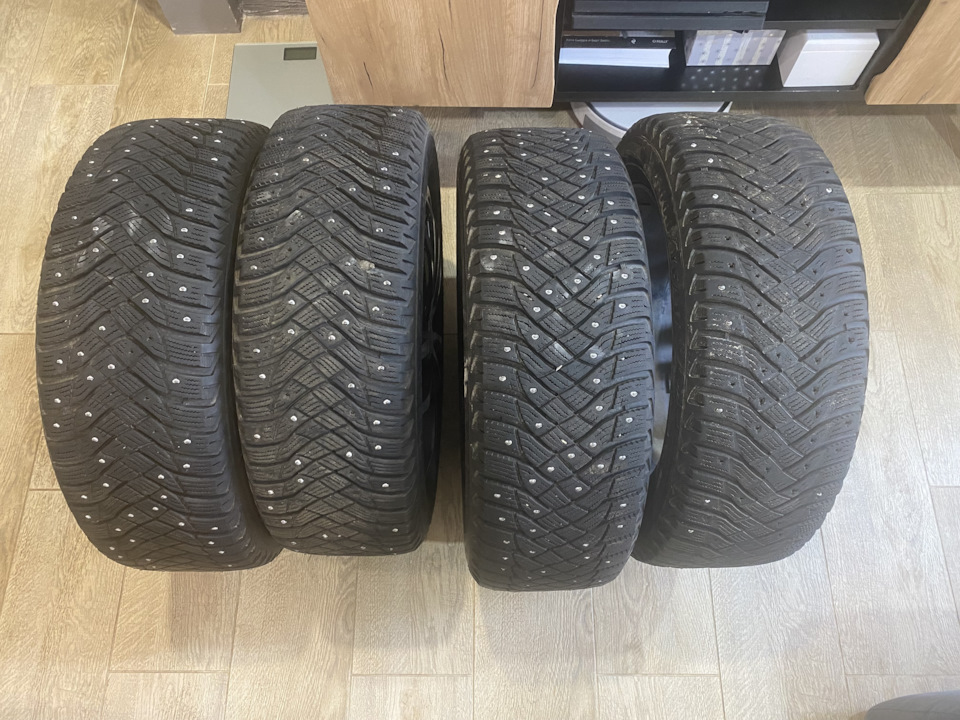 Шины зимние шипованные Goodyear 205/55 R16 на Volkswagen Golf Mk7 ...