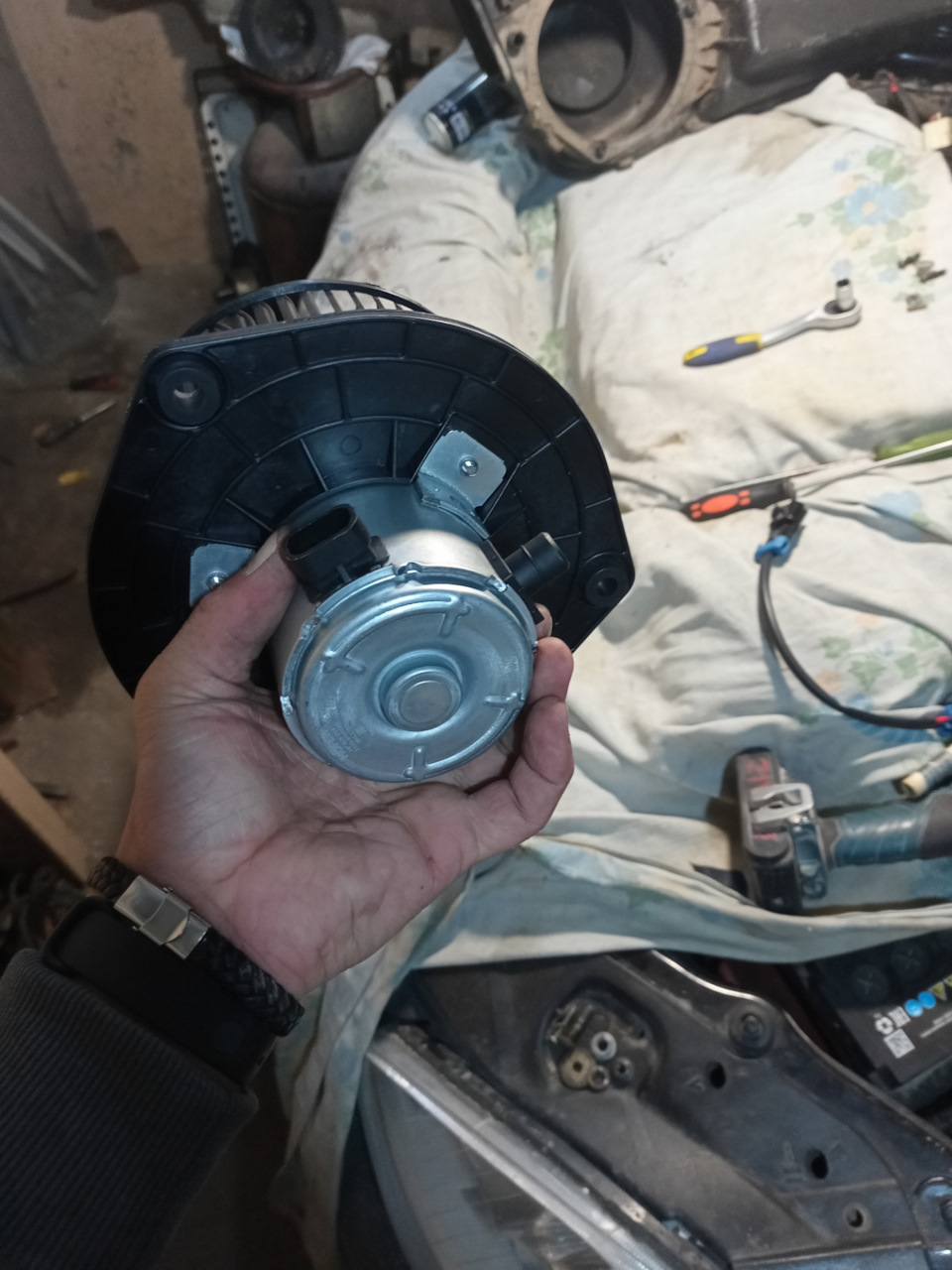 Замена моторчика печки — Lada Приора седан, 1,6 л, 2007 года | поломка ...