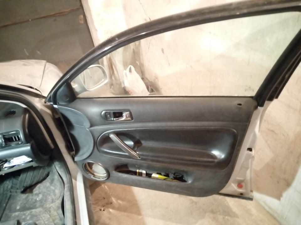 Замена стеклоподъемника ПП — Volkswagen Passat B5, 1,8 л, 1998 года ...