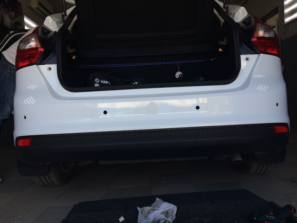 Установка системы парковки 8-FJ-27 White ParkMaster — Ford Focus ...