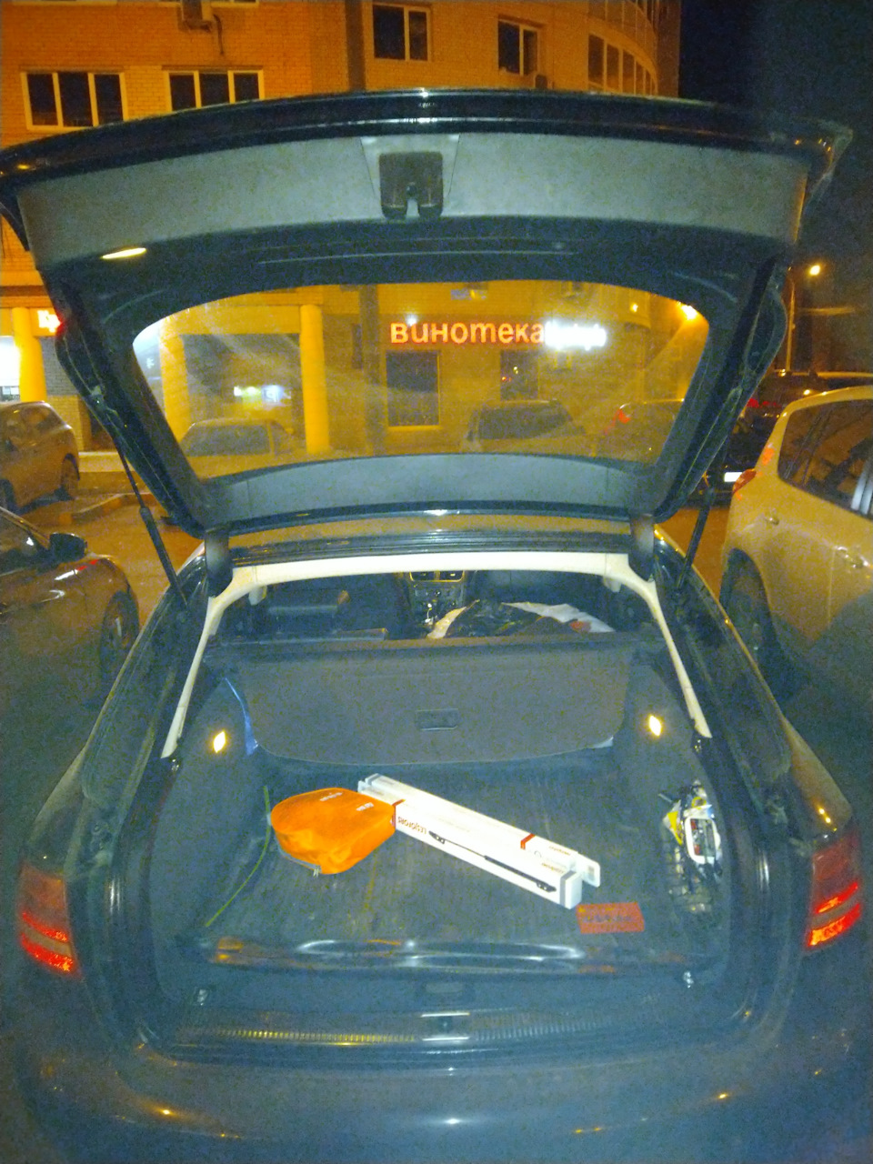 Газовые упоры багажника — Audi A4 Avant (B8), 1,8 л, 2008 года | своими ...