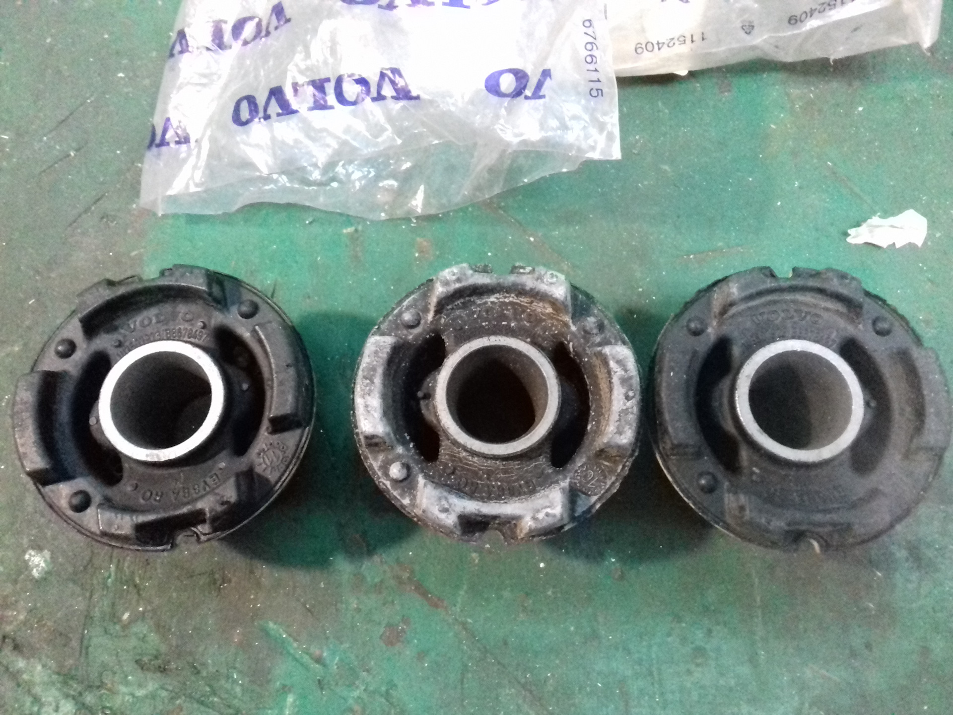 Обломился болт подрамника volvo xc90. Сайлентблоки подрамника вольво s80 1. 3507923 вольво. Сайлентблок подрамника вольво 440. Сайлентблок volvo s70.