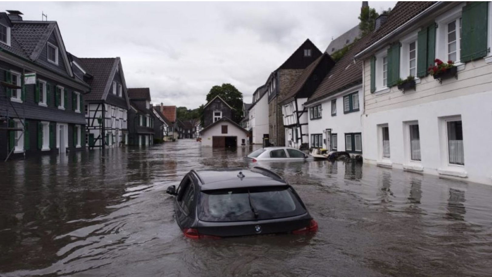 Жуткая страна. Наводнение в Германии. Наводнение в доме. Дождь в Германии. Разрушенный наводнением дом.