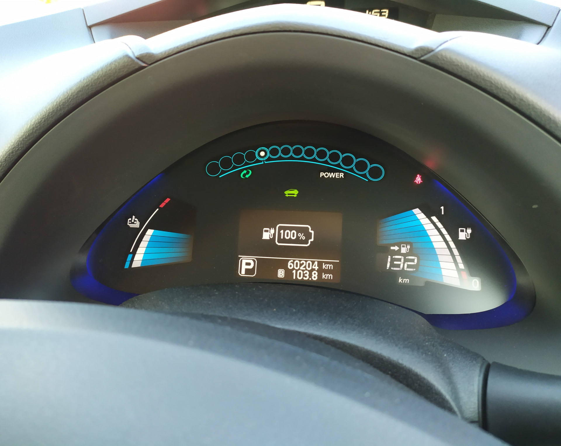 Проектор на лобовое стекло электромобиля ниссан лиф. 12 делений ниссан лиф. Часы ниссан лиф. Кнопки nissan leaf. Приборная панель nissan leaf.