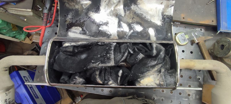 вата которая была забита в глушитель — горящая, газовая горелка её просто подожгла — Mazda CX-5 (1G)