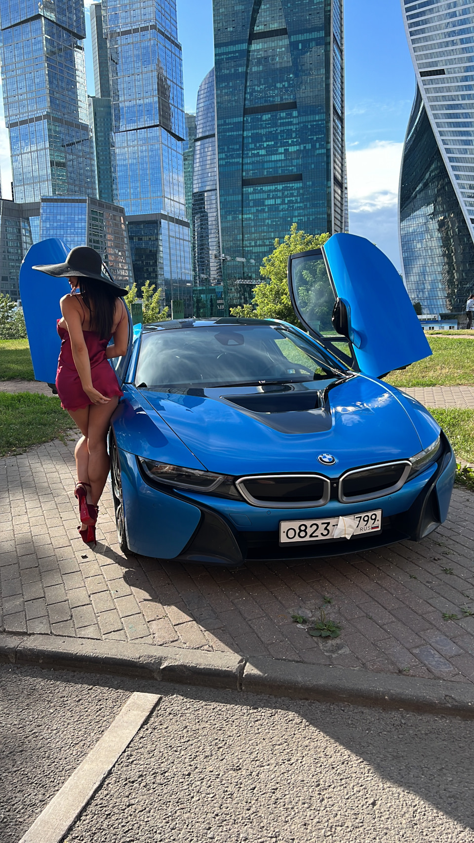 Фото у сити с девочкой — BMW i8, 1,4 л, 2014 года | фотография | DRIVE2