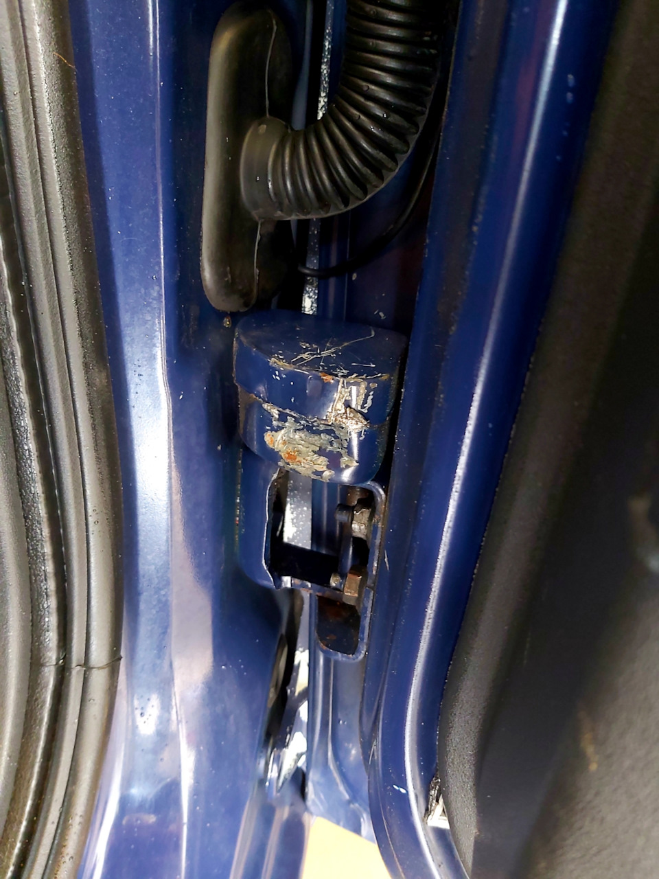 Замена петли-ограничителя двери — Renault Megane II, 1,6 л, 2007 года ...