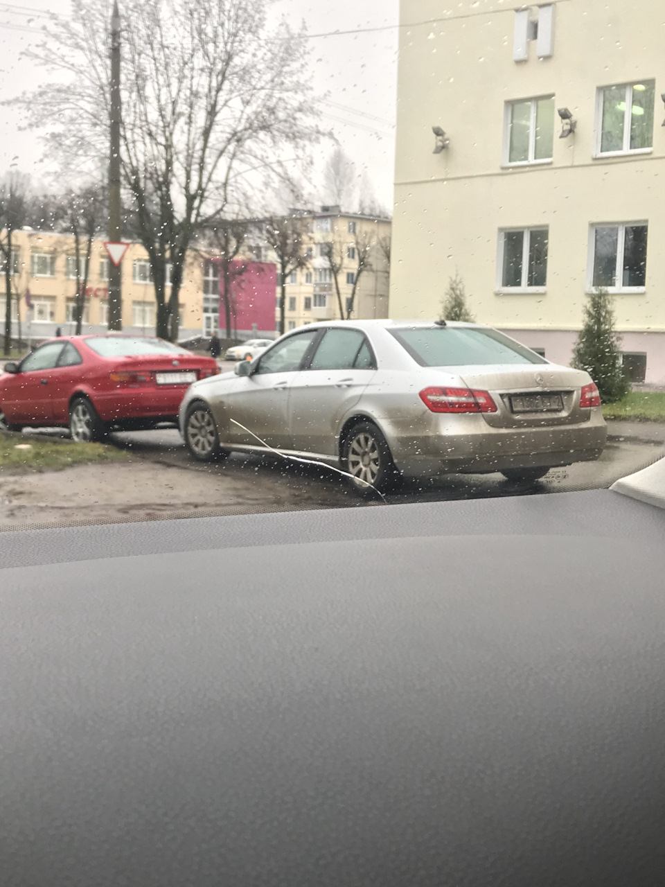 НУЖЕН СОВЕТ по Лобовому стеклу!( засверлил и заклеил, покатаюсь до лета ...