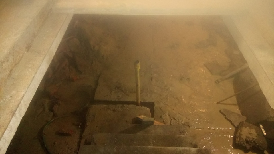 Как убрать воду в подвале гаража. KKAAAgMzvuA 960. Как убрать воду в подвале гаража фото. Как убрать воду в подвале гаража-KKAAAgMzvuA 960. картинка Как убрать воду в подвале гаража. картинка KKAAAgMzvuA 960. Всем привет!Да, друзья, прошло уже больше года с первой части моего эксперимента)Первая запись закончилась тем, что нужно было достать 14 кубов шлака из подвала. А ещё фразой "Продолжение следует!"))А дальше дело было так.Достать шлак оказалось не так сложно. Я и четверо друзей справились с этой задачей за каких-то 4 часа! И с удовольствием поели шашлыка) Фоток я так и не нашёл, но и смотреть там особо не на что.