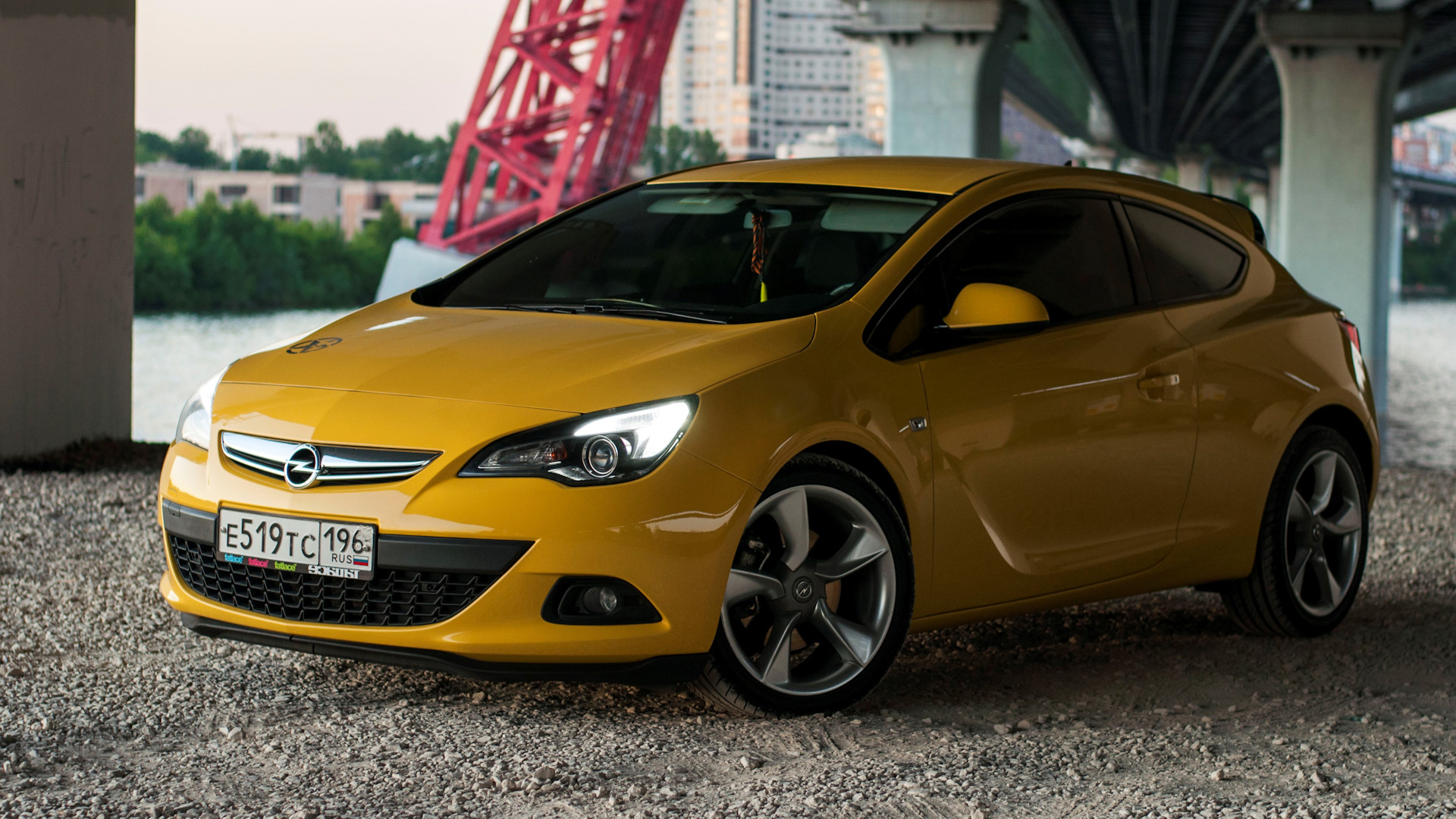 Opel Astra j GTC желтая